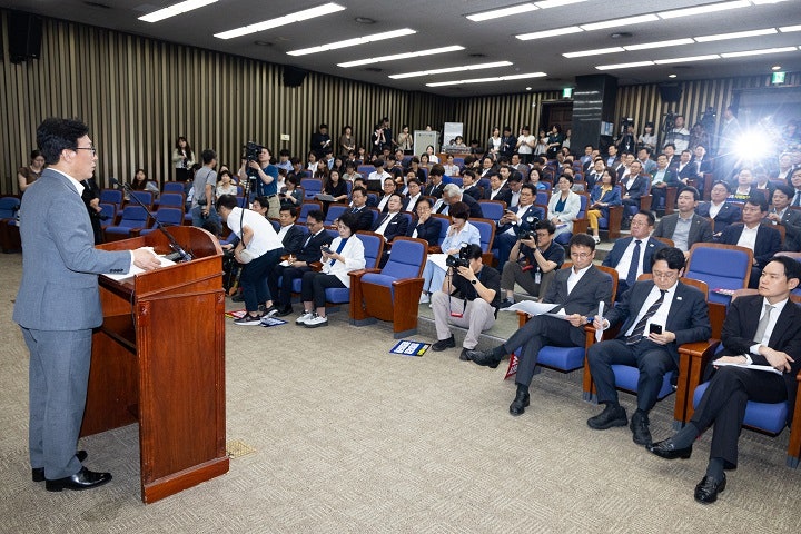 민주당, 오는 28일 <b>청와대</b>서 <b>이 대통령</b>과 <b>오찬</b>