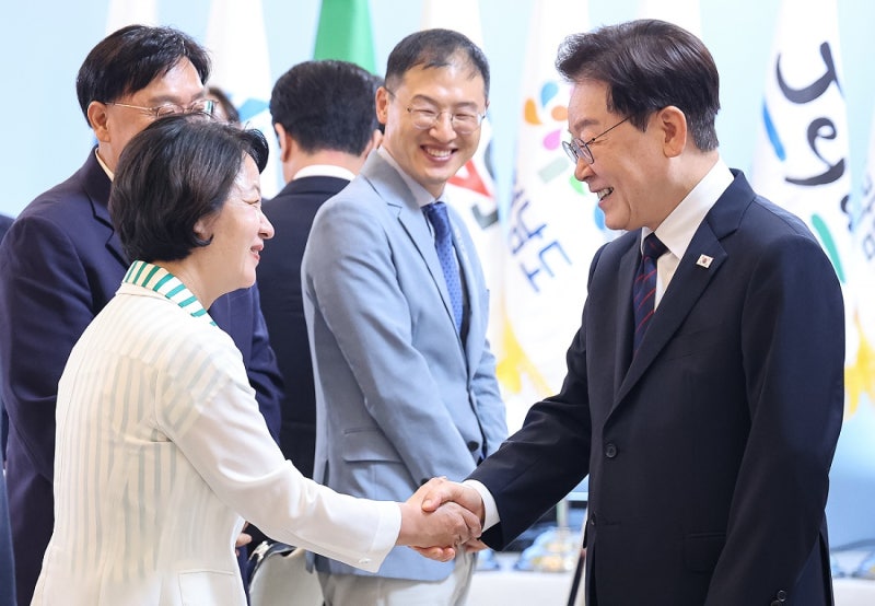이 대통령 “<b>중앙</b>·<b>지방</b>정부는 운명 공동체”…3대 메가프로젝트 <b>협력</b> ...
