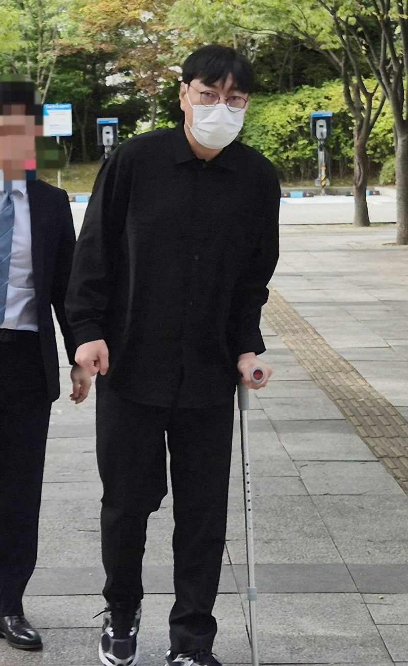 <b>개그맨</b> <b>이진호</b>, 징역형 집행유예…마스크에 목발 출석