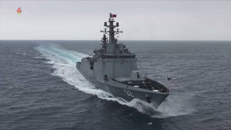 북, 신형 구축함 ‘<b>강건호</b>’ 동해함대 취역…<b>김정은</b> “핵 대응체계에 편...