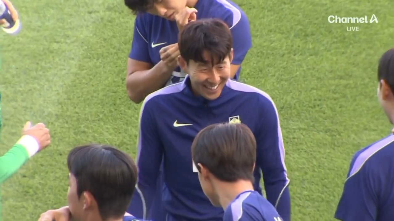 새 <b>축구</b><b>대표</b>팀 ‘완전체’ 첫 훈련…손흥민·이강인 ‘활짝’
