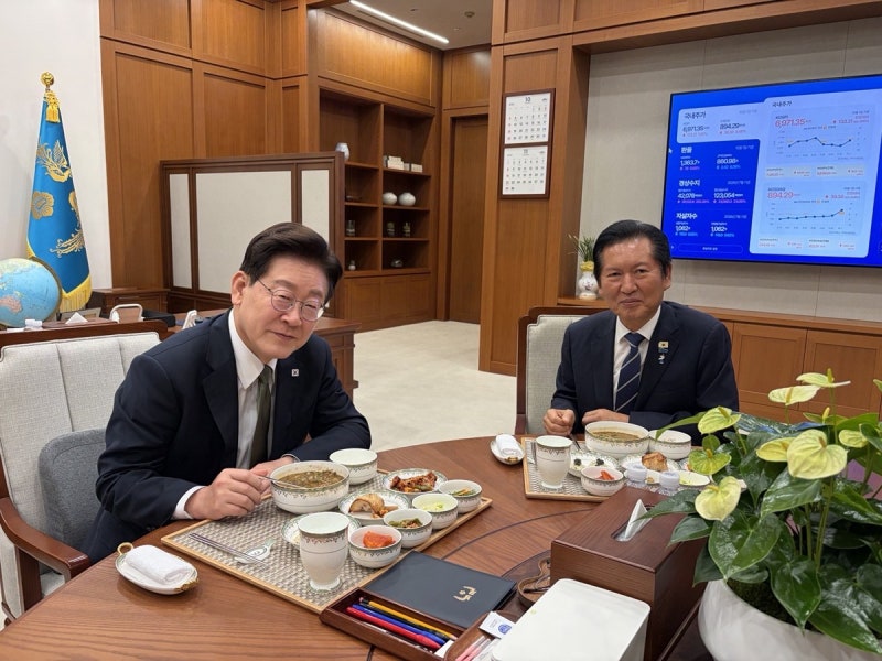 이 대통령, 정청래와 <b>4시간 만찬</b> 회동