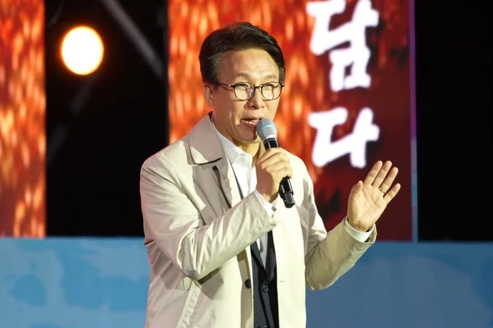 지역 축제서 가수 흰 공연 끊고 <b>등장</b>한 <b>김민석</b> 대표…정치인 의전 논란