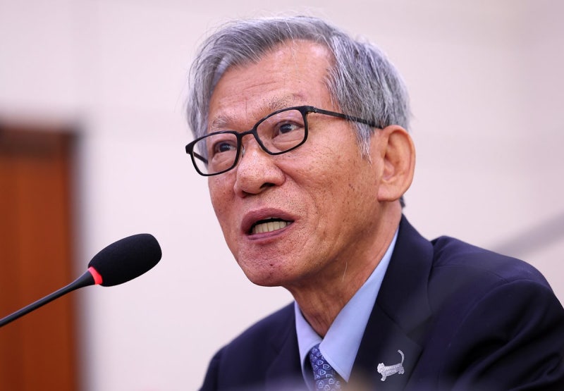 <b>이 대통령</b>, <b>유홍준</b> 국립중앙박물관장 <b>사직</b>안 <b>재가</b>