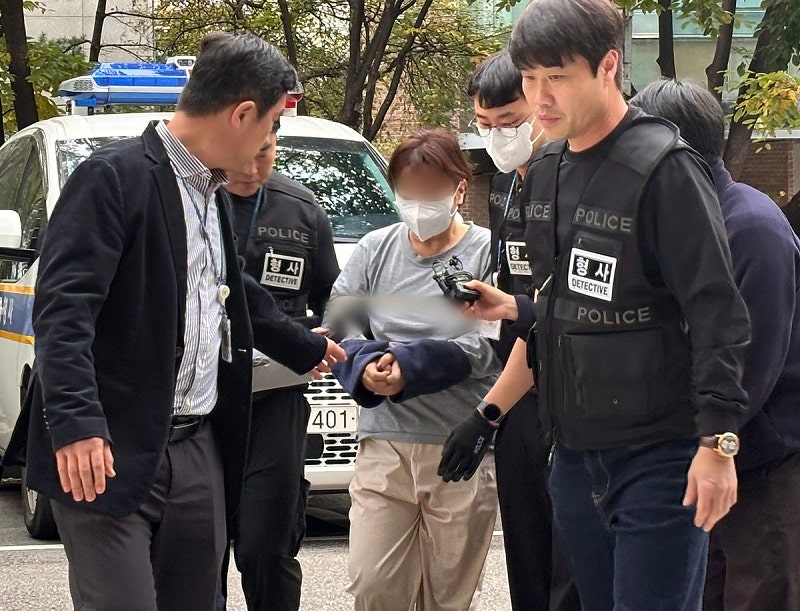 <b>강서구</b> ‘<b>친모 살해</b>’ 40대 딸, 구속심사 출석…묵묵부답