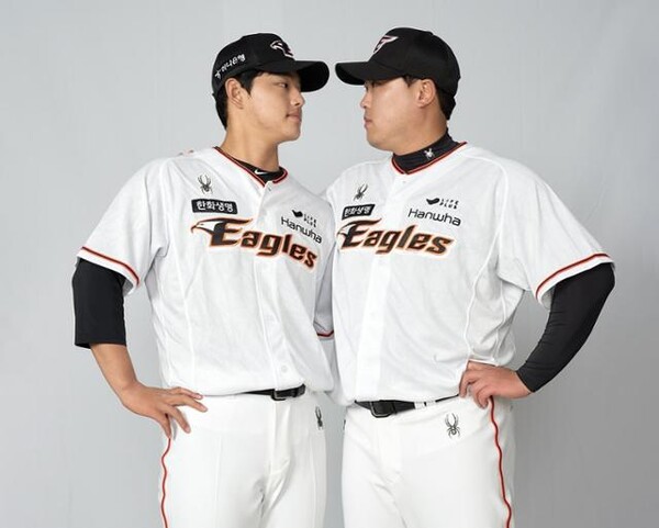 <b>한화 류현진</b>vs<b>문동주</b>, 초미의 관심사 달콤 쌉싸름한 투 샷 공개