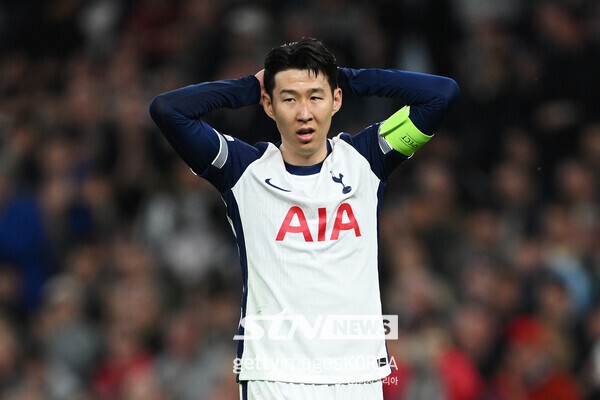 &apos;손흥민 아웃&apos; 토트넘, 리버풀 상대 1-4 대패...들러리 서나? 안필드의 파티 분위기 기대