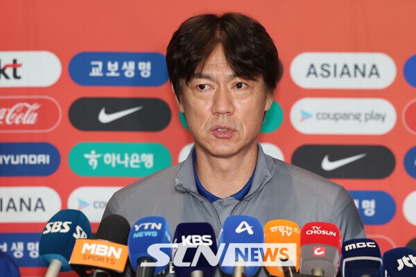 '<b>손흥민</b> 주장 교체설' 홍명보 감독, "본인 의견 듣고 결정할 것...가장 ...