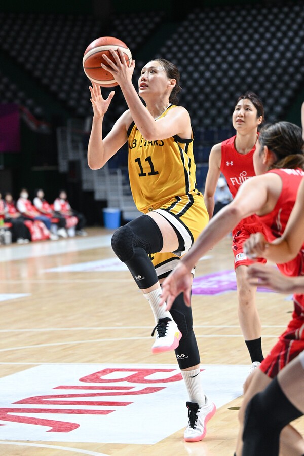 [STN 현장] 'WKBL 최후의 희망' KB스타즈, 후지쯔에 5점 차 석패하며 결...