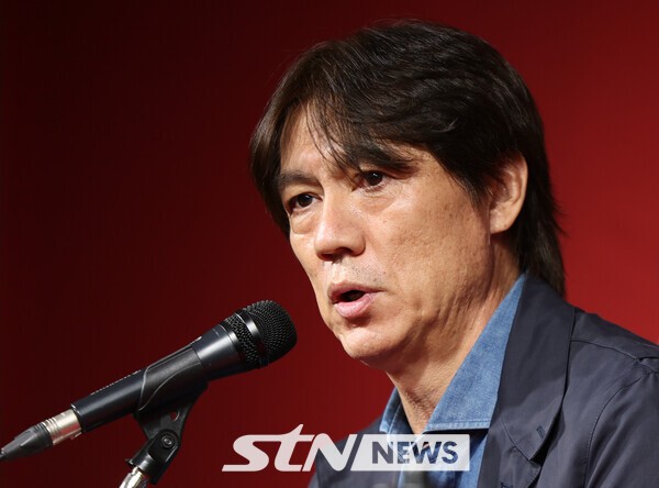 [STN 현장] 홍명보 감독 "조규성 14시간 비행기는 일러…<b>손흥민 주장</b> 잘...