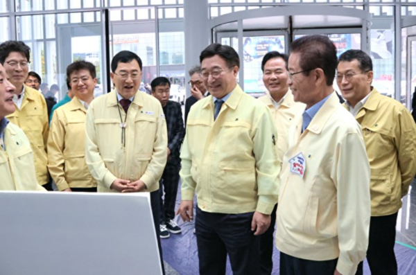 노란 수영복에 섹시한 몸매 어필하는 존예 처자