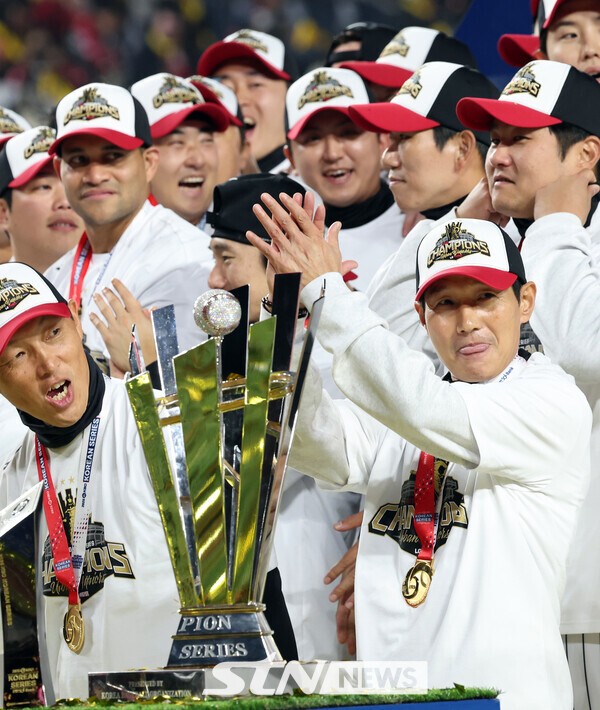 [STN 현장] '정상 탈환' <b>LG</b> 염경엽 감독 "일주일만 즐기겠다…이후 <b>왕조</b>...