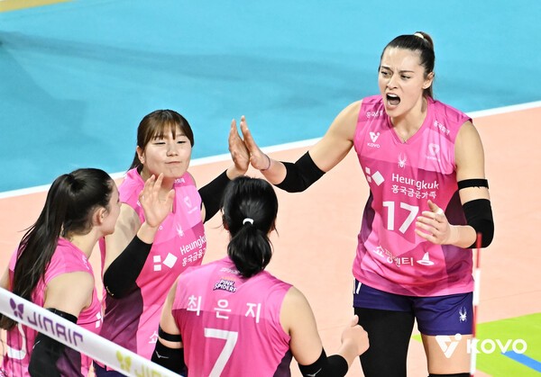 '레베카 28점 활약' <b>흥국생명</b>, GS칼텍스 제압...요시하라 감독 체제 첫 ...