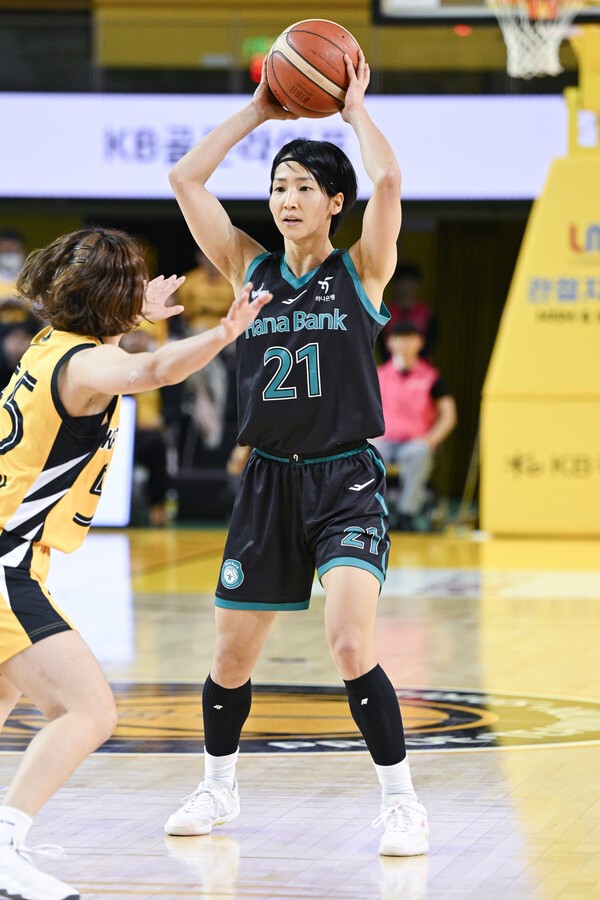 '사키 20점 10리바운드 폭발' 이상범호 <b>하나은행</b>, KB스타즈 잡고 공동 선...