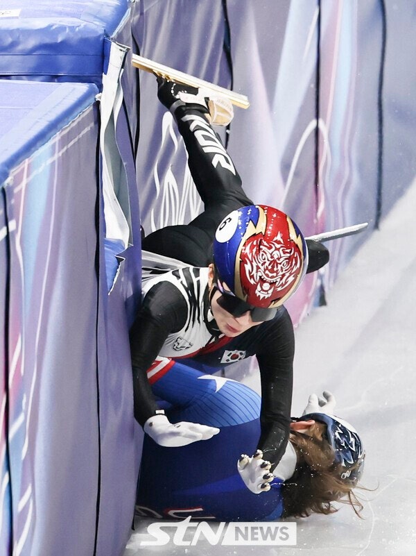 [밀라노 동계올림픽] '韓 결승 막은 칼날 태클 희생자' 김길리 부상 정도는? "걱정할 정도 아니다…경기 지장 없을 것"