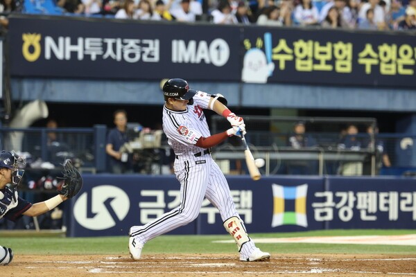 '문정빈이 미쳤다!' 데뷔 첫 멀티홈런+<b>LG</b> 4000<b>호포</b> 폭발... 잠실 라이벌...
