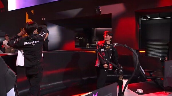 [LCK] '강팀 킬러 떴다' <b>KT</b>, <b>한화생명</b>까지 잡았다... 풀세트 혈투 끝 2-1 ...