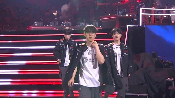 12일 서울 올림픽공원 KSPO돔에서 열린 '2026 LoL 챔피언스 코리아(LCK)' 포스트시즌 플레이오프 결승 진출전 3세트에서 T1이 한화생명을 꺾었다.(▲HLE & T1= 2:1)./사진=네이버 치지직 라이브영상 캡처