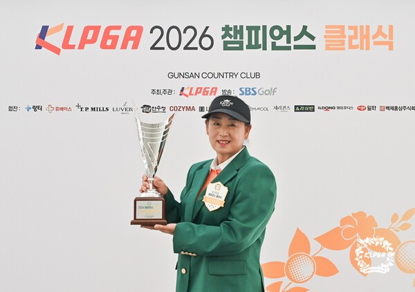 16일 군산 컨트리클럽(파72/그린부 5,860야드, 골드부 5,403야드)의 부안(OUT), 남원(IN)에서 열린 'KLPGA 2026 챔피언스 클래식 12차전' 골드부 박성자가 최세영(59)과 연장 승부를 벌인 끝에 우승 상금 1200만원을 차지했다.(▲KLPGA 2026 챔피언스 클래식 12차전 골드부 우승자 박성자). /사진=KLPGA