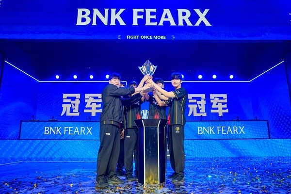 지난 17일 BNK 피어엑스가 중국 베이징 스마트 e스포츠 센터에서 열린 '2026 데마시아컵 글로벌 인비테이셔널(DCGI)' 결승에서 중국 LPL 소속 팀 WE를 세트 스코어 3대1로 눌렀다. (▲BNK 피어엑스 2026 데마시아컵 우승 사진). /사진=BNK 피어엑스