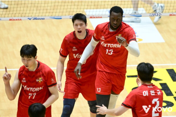 19일 한국전력이 전남 여수 진남체육관에서 열린 2026 여수 NH농협컵 프로배구대회에서 KB손해보험을 세트 점수 3대1로 꺾었다. (▲ 수원 한국전력 빅스톰, 공격 성공률 49.1, 공격 득점 55, 블로킹 득점 10, 서브 득점 4, 상대 범실 30, 디그 성공 51, 리스브 정확 30, 세트 성공 54, 범실 25). /사진=KOVO