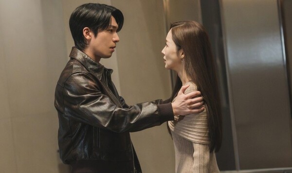 《魔女之吻》朴敏英與魏化儁攜手揭開韓雪雅神秘禮物背後的祕密