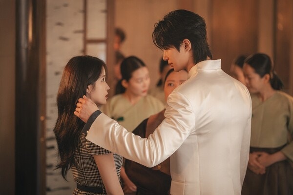 IU與邊祐錫主演《21世紀大君夫人》：浪漫愛情與深厚友情的化學反應