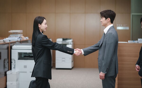 申惠善與孔明主演tvN《秘戀稽核中》揭露緊張愛戀與職場挑戰