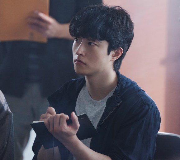 《稻草人》柳海濬幕後照曝光 菜鳥刑警朴大浩演技受關注