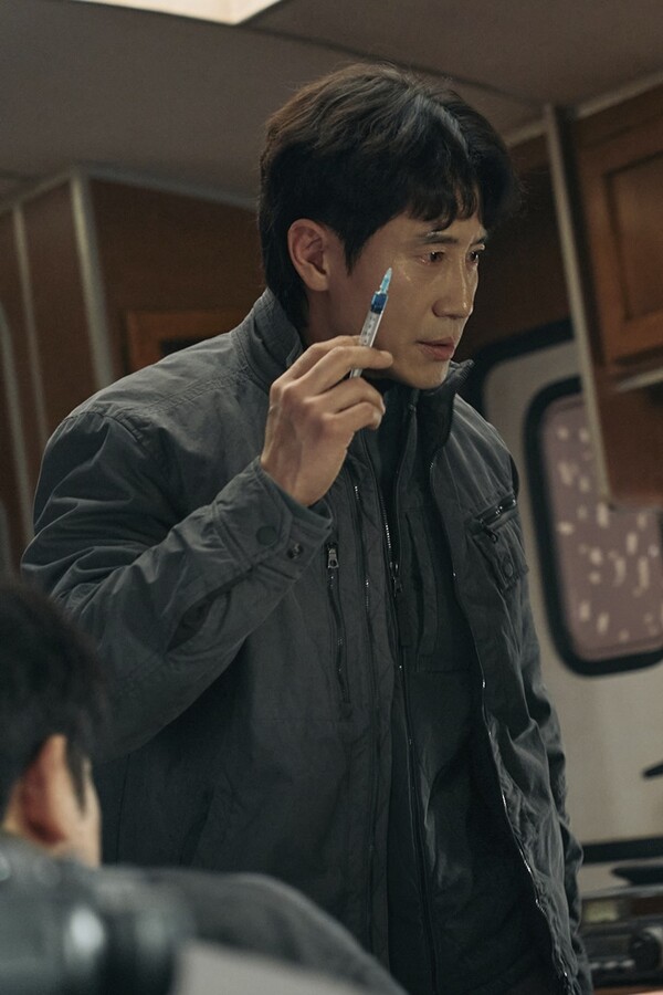 '<b>오십프로</b>' 신하균, 오정세 묶어놓고 주사기 들었다