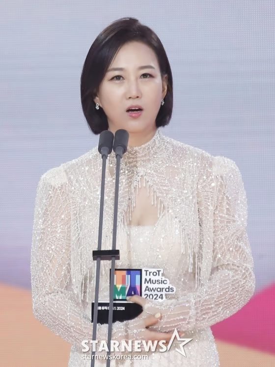 장윤정, 친母 문제로 또 곤혹…절연해도 따라붙는 '가족 리스크' [IZE 진...