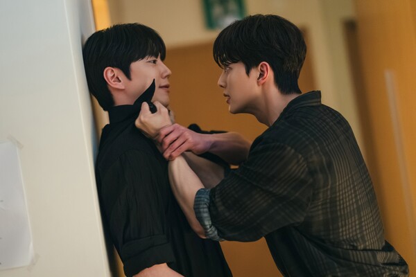 '<b>포핸즈</b>' <b>송강</b>, <b>이준영</b> 향해 분노의 멱살잡이...<b>갈등</b> 폭발