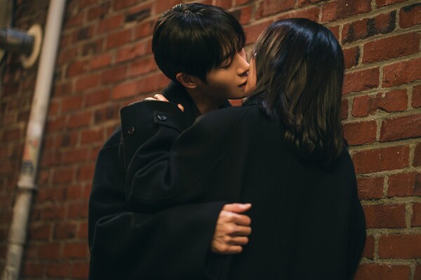 '<b>연애박사</b>' <b>추영우</b>·<b>김소현</b>, 으슥한 골목서 뜨거운 입맞춤