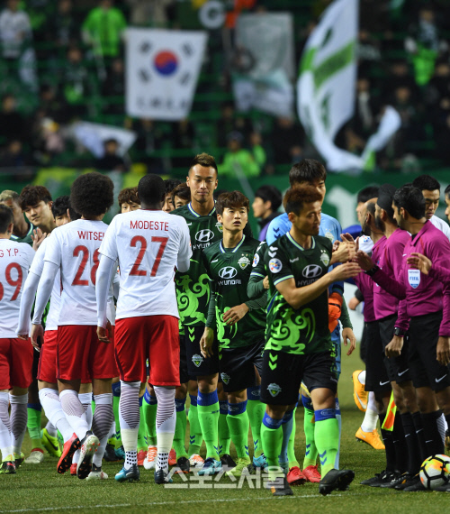 '수비 불안' 전북, ACL에서도 고개 숙이다…톈진에 2-4 충격패