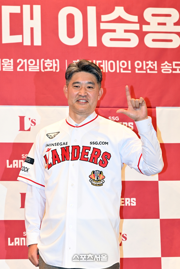 [포토]'인천상륙' SSG랜더스 <b>이숭용 감독 취임</b>