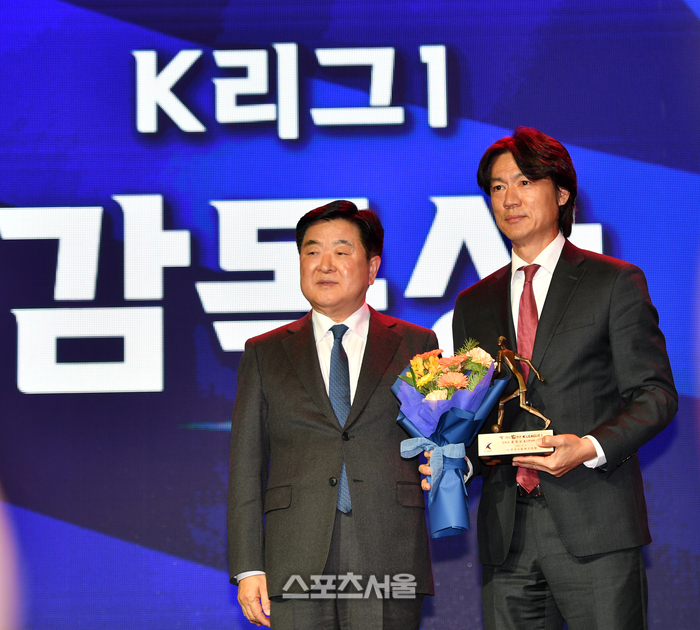 ‘영혼의 사제’ 홍명보-김영권 함께 빛났다, 시상식도 ‘울산 천하’ ...