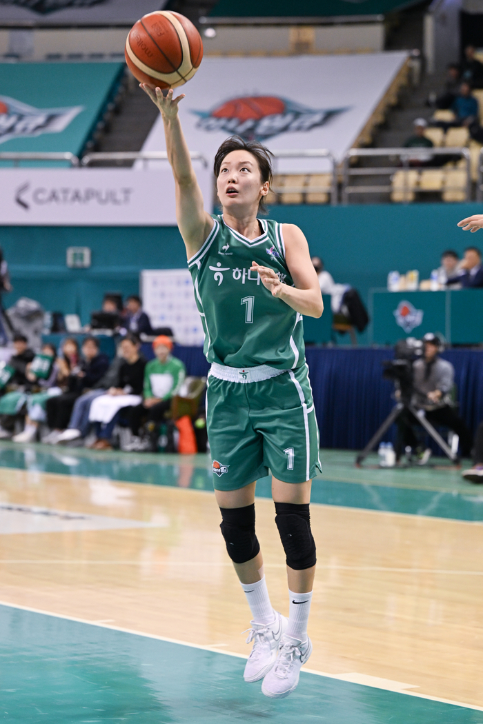 <b>신지현</b> 활약 <b>하나원큐</b>, BNK 꺾고 3연승