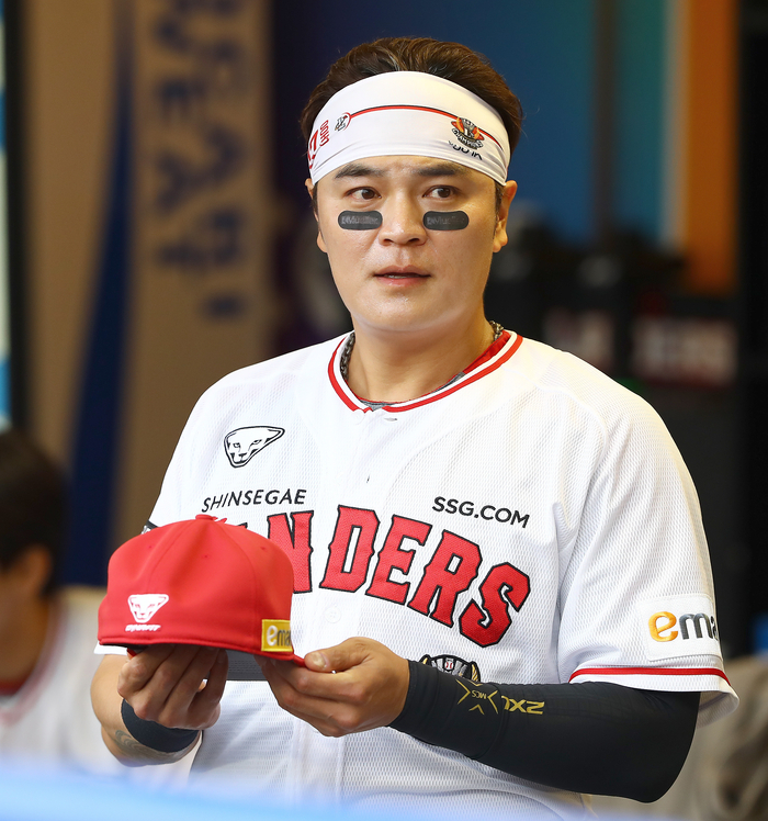 <b>추신수</b> 2024시즌이 마지막, 최저 연봉 <b>캡틴</b>으로 현역 23년 마침표 찍는다[공식...