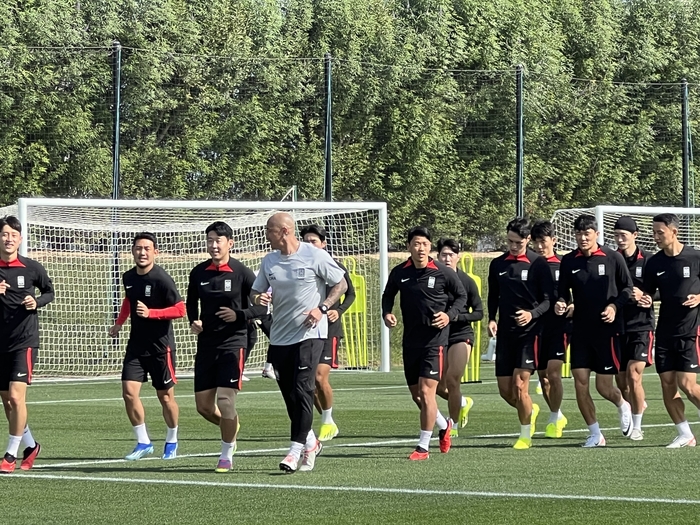 “좋아지고 있다”…복귀 신호탄 쐈다! ‘축구화’ 신은 황희찬, 첫 러닝→팀...