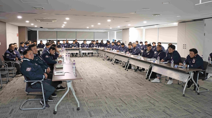 “여러 데이터 기반으로 치열하게 토론”…<b>두산</b>베어스 2024 <b>코칭스태프 워크숍</b>...