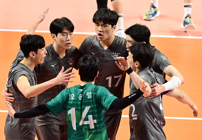 승점 6짜리 경기서…0-2→3-2 ‘뒤집기쇼’ <b>대한항공</b>, <b>우리카드</b> 꺾고 <b>선두</b> 수...