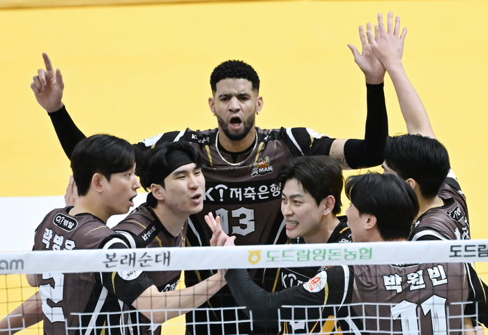 의정부서 갈린 명과 암…‘<b>레오 38점</b>’ OK는 3위 도약→KB손보는 창단 첫 ‘최...