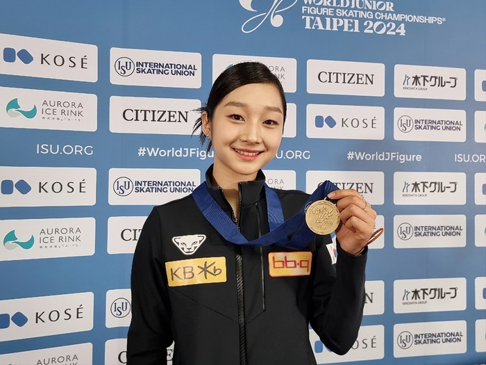 “이번시즌 가장 만족하는 연기”…<b>주니어 세계선수권</b> 쇼트 1위 <b>신지아</b>, 김연...
