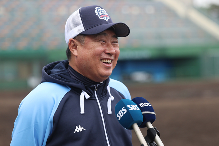 <b>롯데</b> 김태형 <b>감독</b> “시즌 구상 들어가겠다”…35일 괌·오키나와 스프링캠프 ...