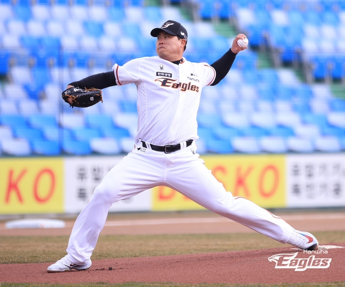 ‘170억 복귀’ <b>류현진</b>-‘733.3% 인상’ <b>박동원</b>, 2024시즌 25억 ‘연봉킹’ [...