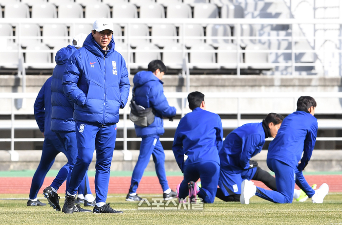 [포토]첫 <b>소집</b> 훈련 진행하는 <b>황선홍 감독</b>