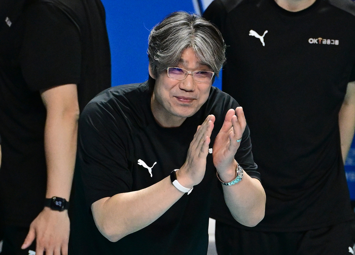 승리에도 웃지 않은 <b>오기노 감독</b> “방심한 선수들, 강하게 이야기할 것” [현...