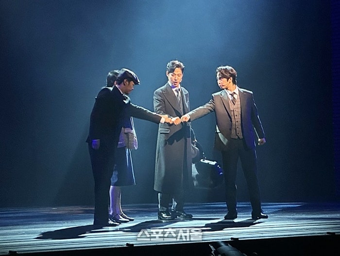 얼굴 없는 ‘영웅’ <b>유준상</b>, “韓 창작 <b>뮤지컬</b>의 새로운 패러다임 열릴...