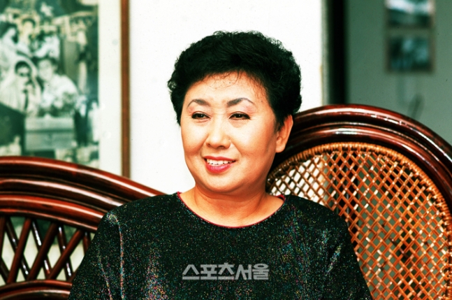 thumbnail for Legendary Singer Han Myeong-Sook, Icon of 'The Man in the Yellow Shirt', Passes Away at 89