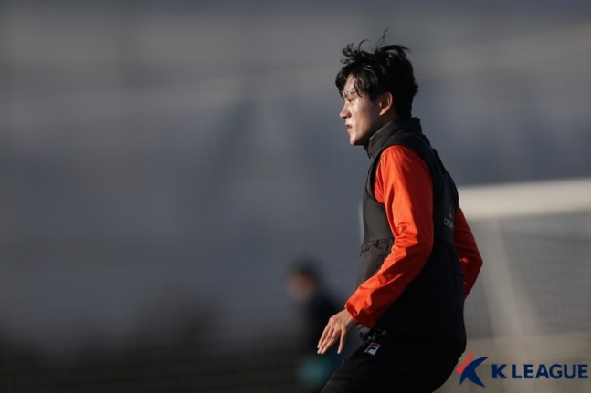 어느덧 최선참 된 ‘베테랑’ 강원 홍철 “축구가 즐겁다, 나이 들어 안 된다는 ‘인식’ 바꿀게요